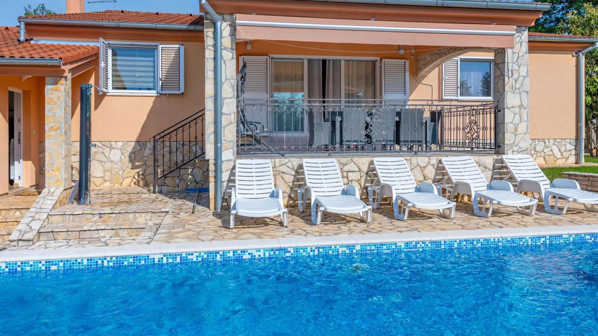 Villa Flora, Warm And Sunny Holiday Villa Loborika Casa vacanze