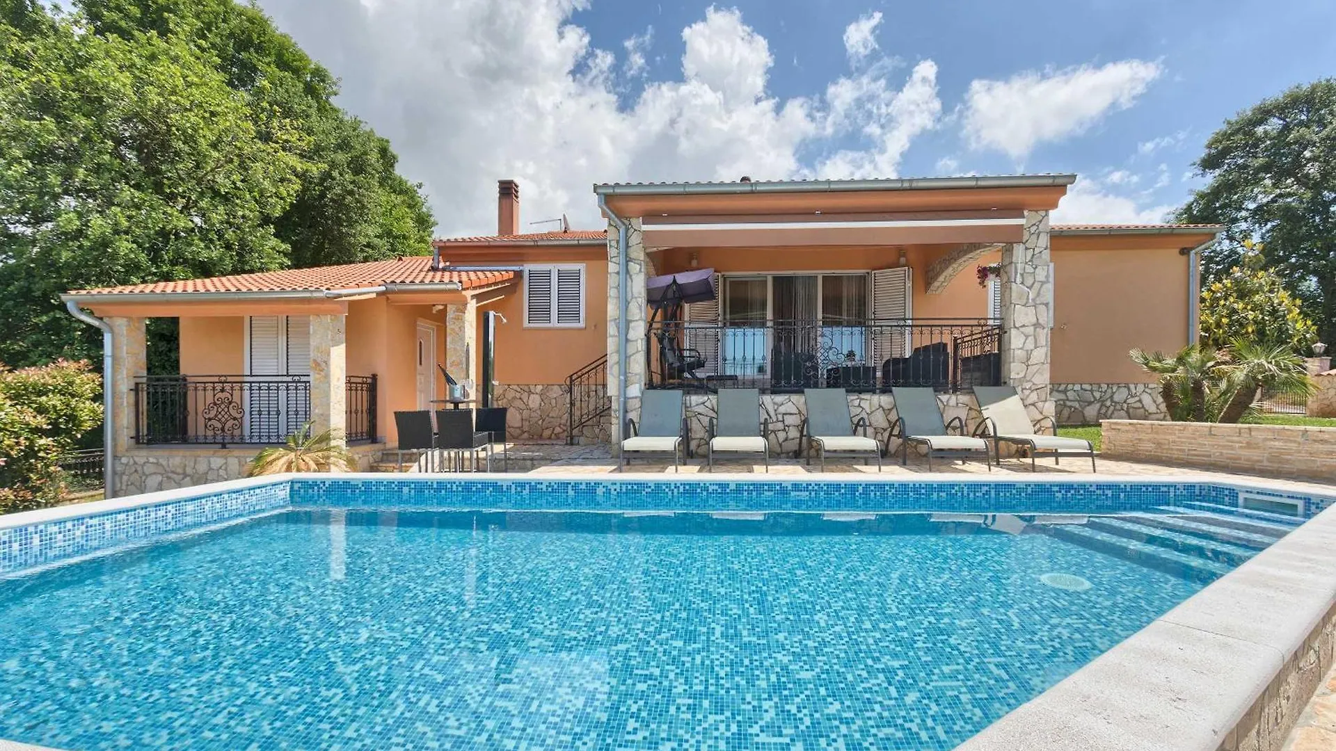 Villa Flora, Warm And Sunny Holiday Villa Loborika